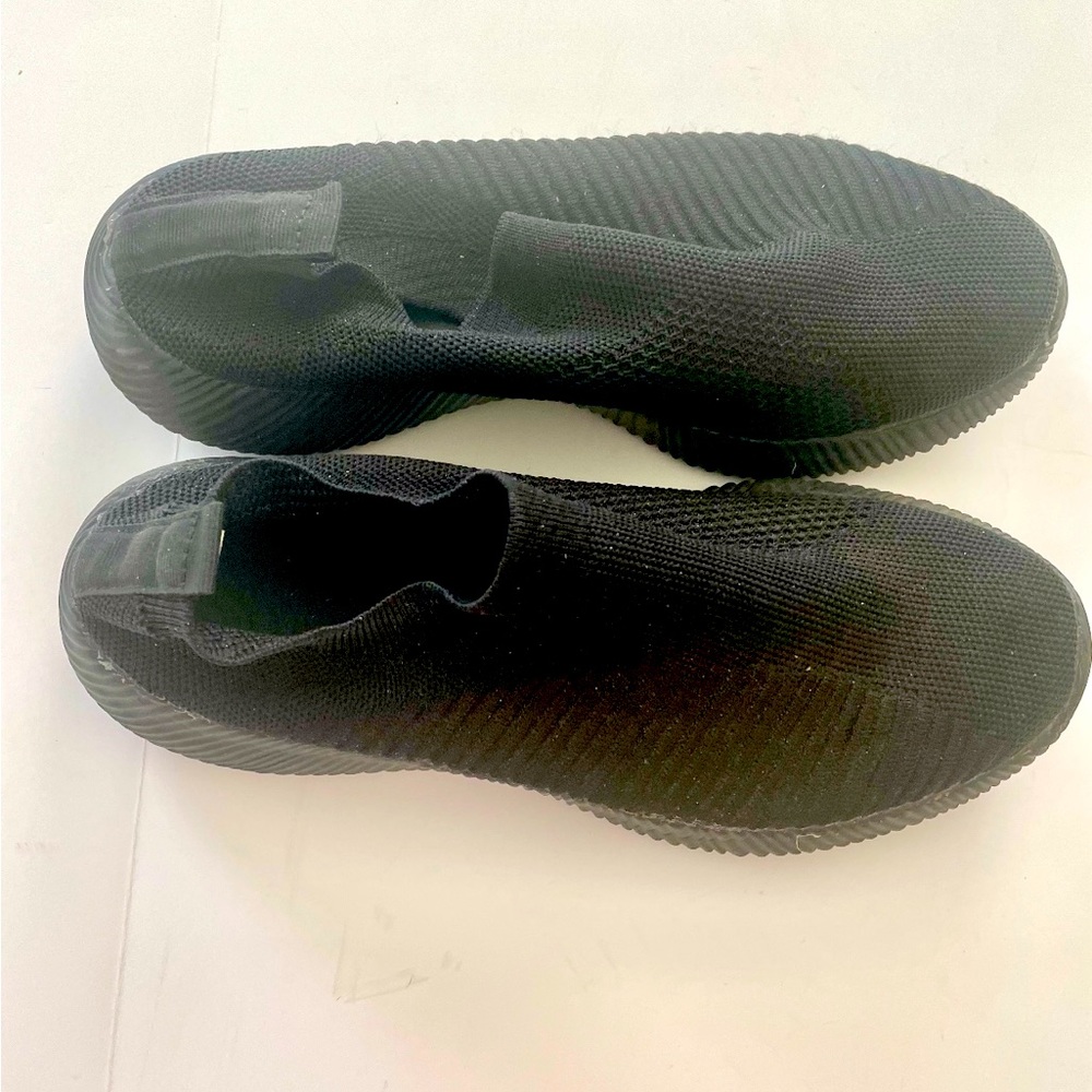 Ladies black sneakers, size 10